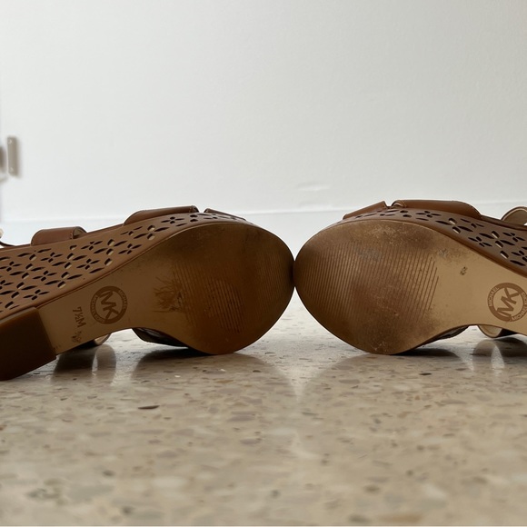 Michael Kors Sienna Floral Leather Acorn Gold inlay platform sandals. - Picture 7 of 8